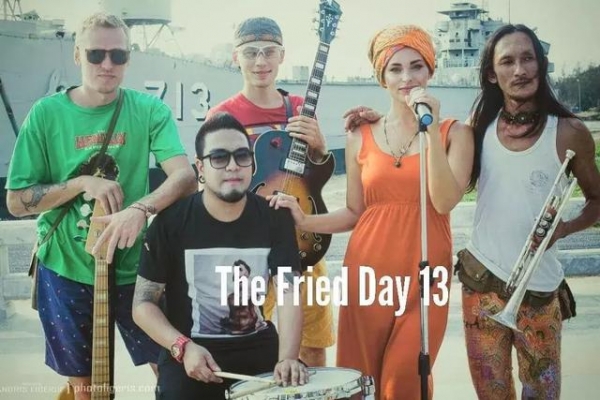 男子投资50万带老婆住山洞,48岁男子卖掉豪宅