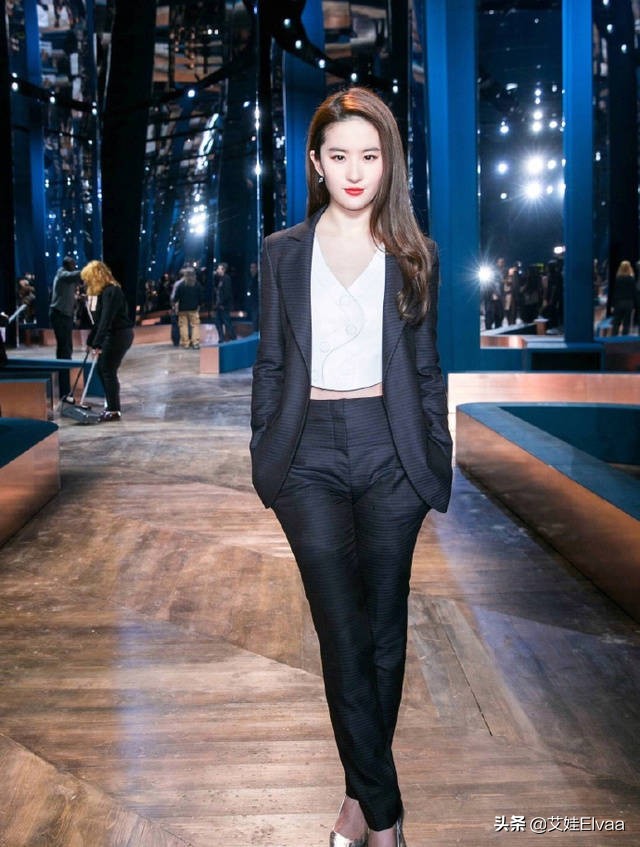 刘亦菲*服私**真是豪气，2万8包包配8700真丝围巾，光帽子我也买不起