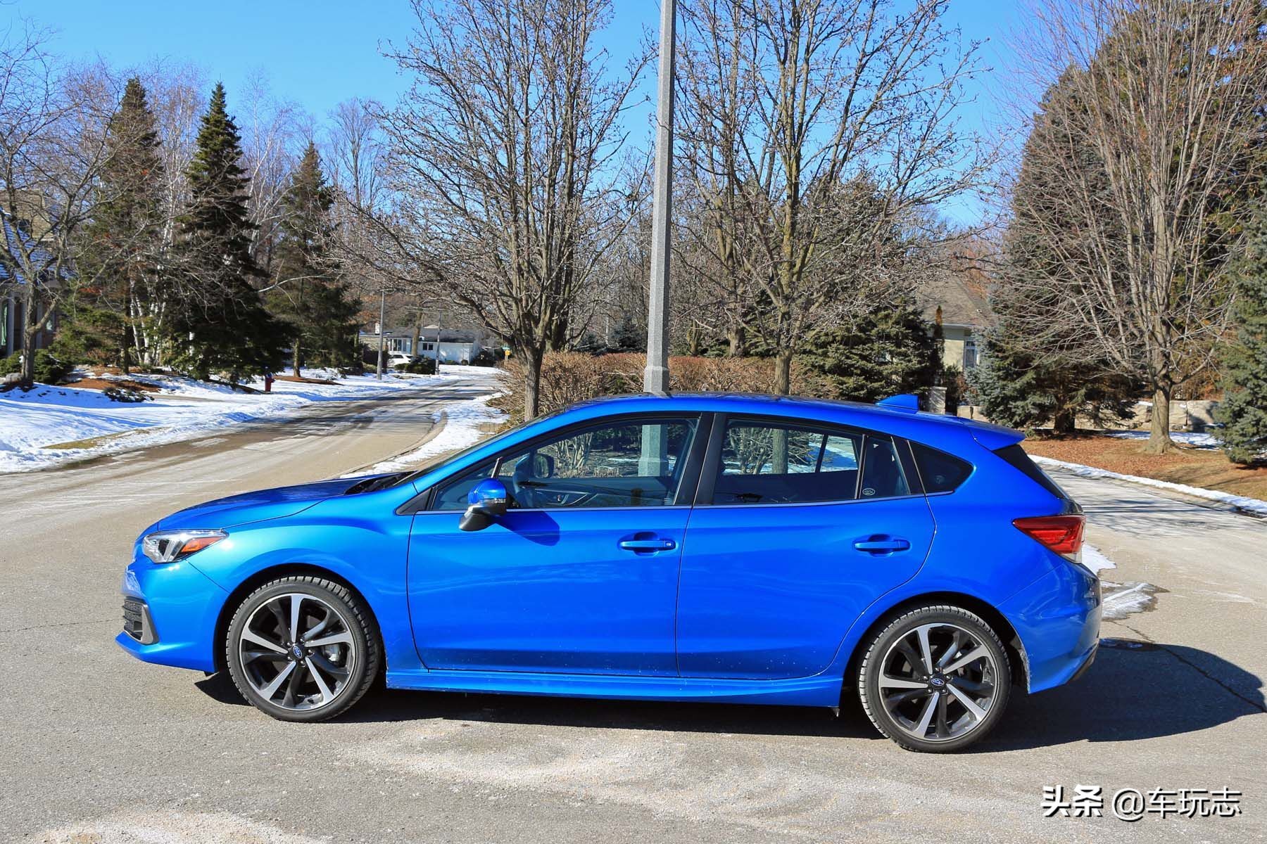 偶遇最新款斯巴鲁翼豹,2021款斯巴鲁翼豹两厢小钢炮