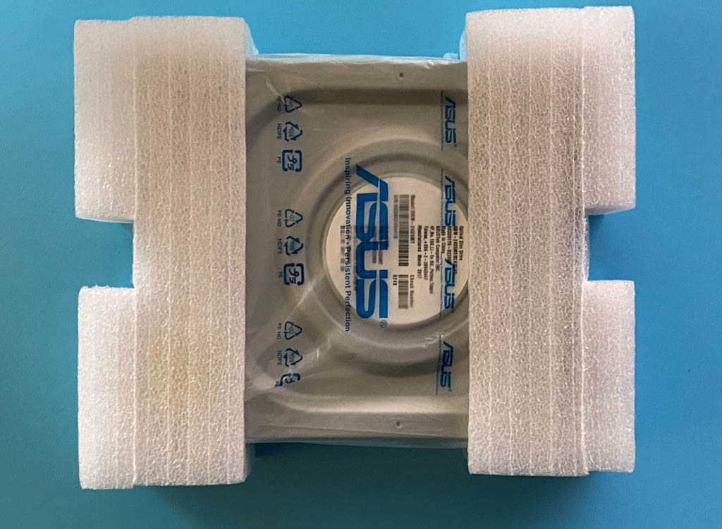 现在的机箱只能装一个机械硬盘,侧透机箱能装光驱