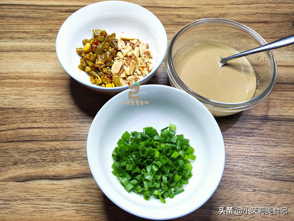 热干面调麻酱很关键，加入雪碧是灵魂，层层美味，好吃到停不下来