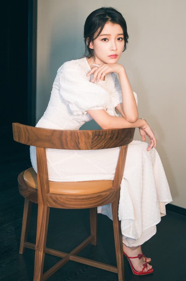 孙怡是认真的吗，竟在脚上画2根红线来代替鞋子？令人笑喷了