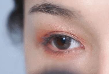 眼妆画完一会就脏掉了,眼妆一画就显得凶