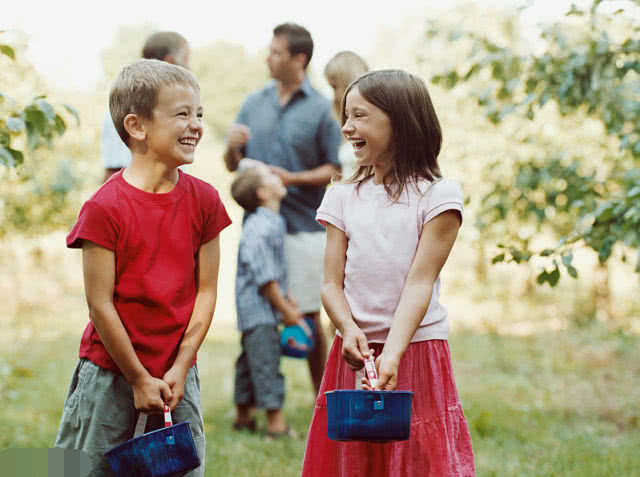 跟爸妈记仇的孩子怎么管教,孩子记仇父母的原因