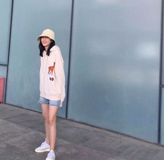 卫衣这么穿时尚百搭美貌十足,连帽卫衣文艺穿搭