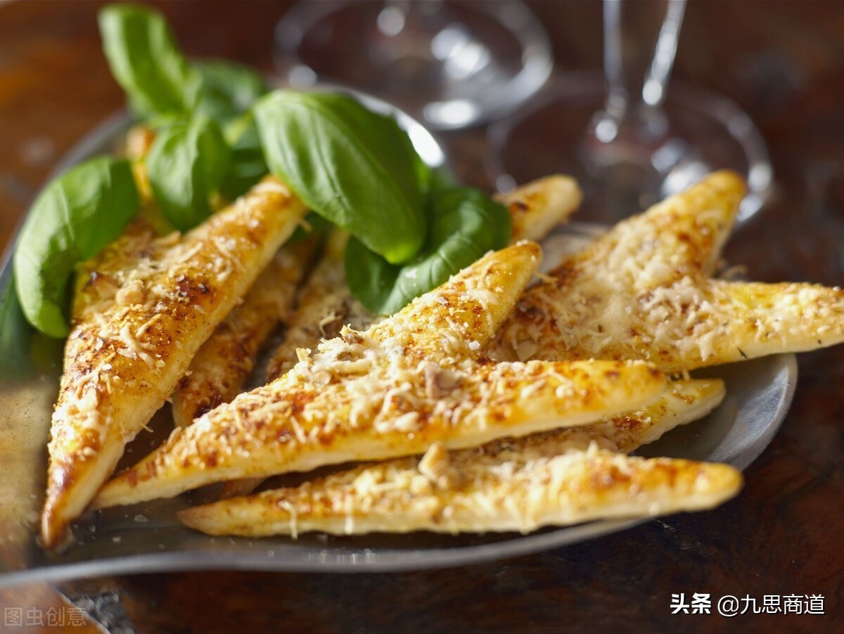 小伙摆摊卖千层饼,小伙摆摊卖鸡蛋饼三年