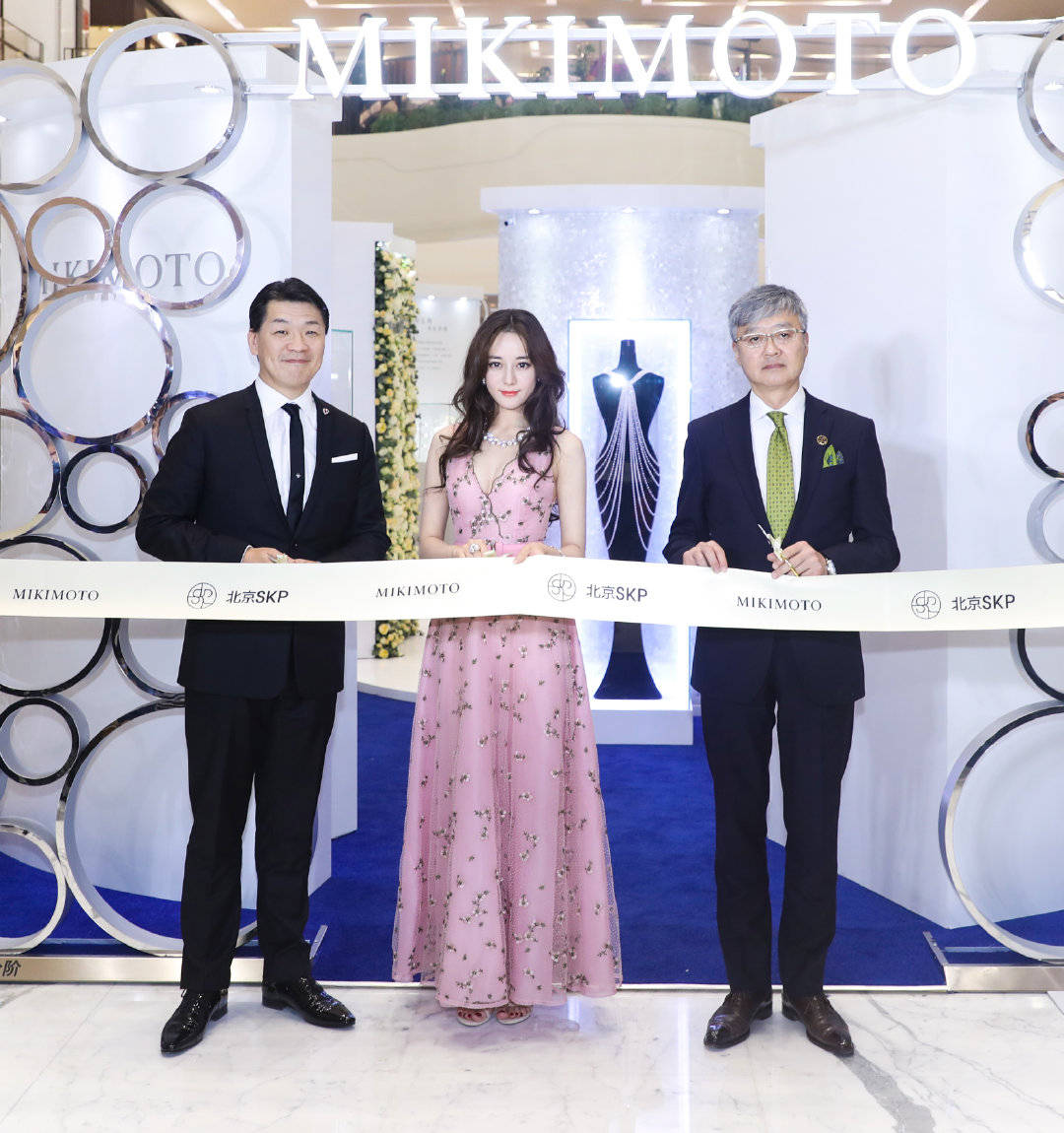 迪丽热巴好大胆！现身捞金穿深V性感长裙，人美胸更美