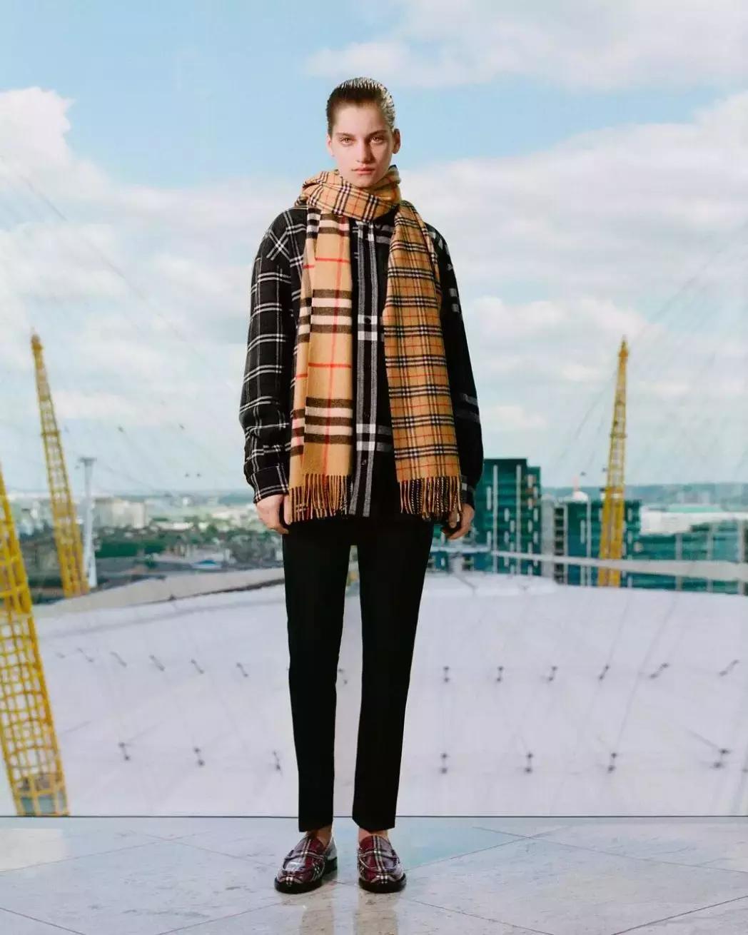 想要冬天穿出高级感,冬天围巾这样系简单又时尚好喜欢