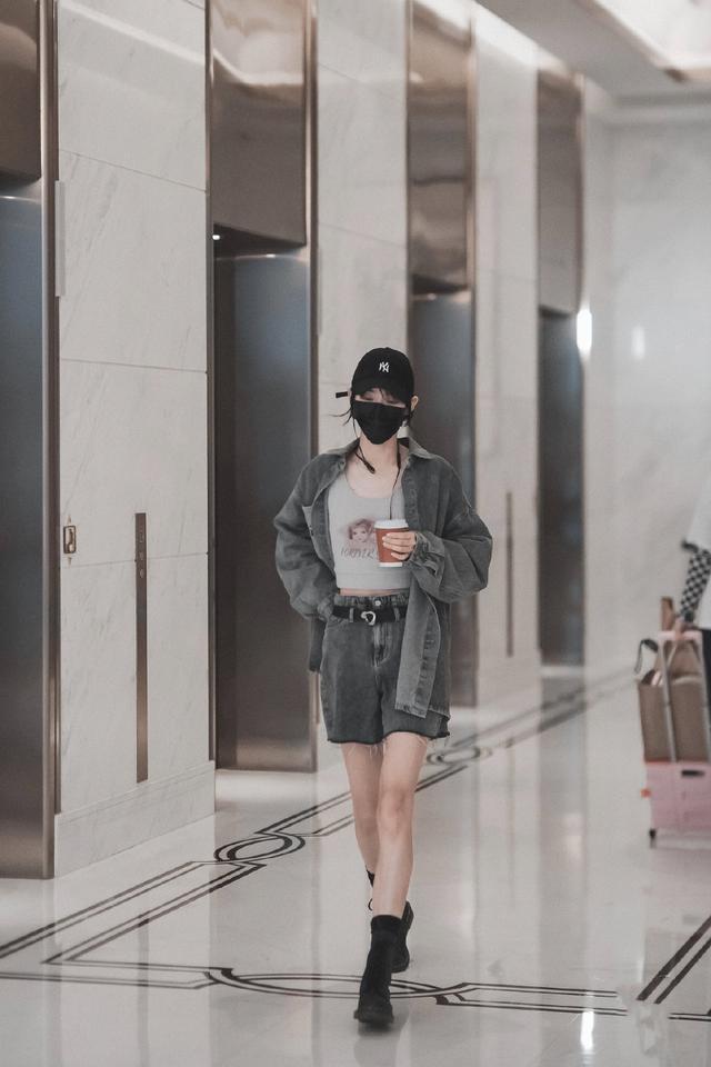 曾可妮超模写真,曾可妮机场穿搭蓝色上衣短裤