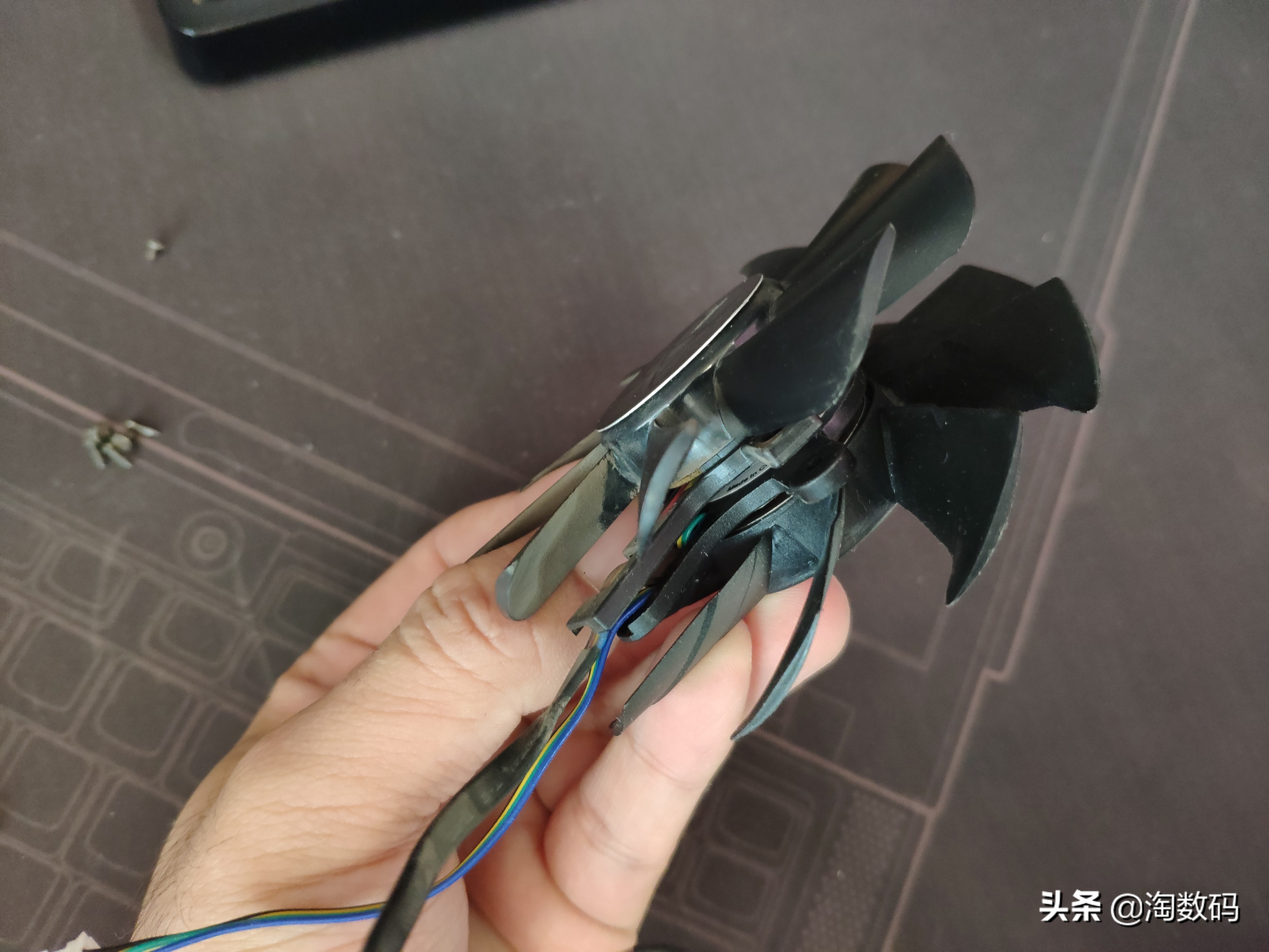 碎纸片卷进显卡风扇轴承？！WD40防锈液+小牙签完美解决咆哮风扇