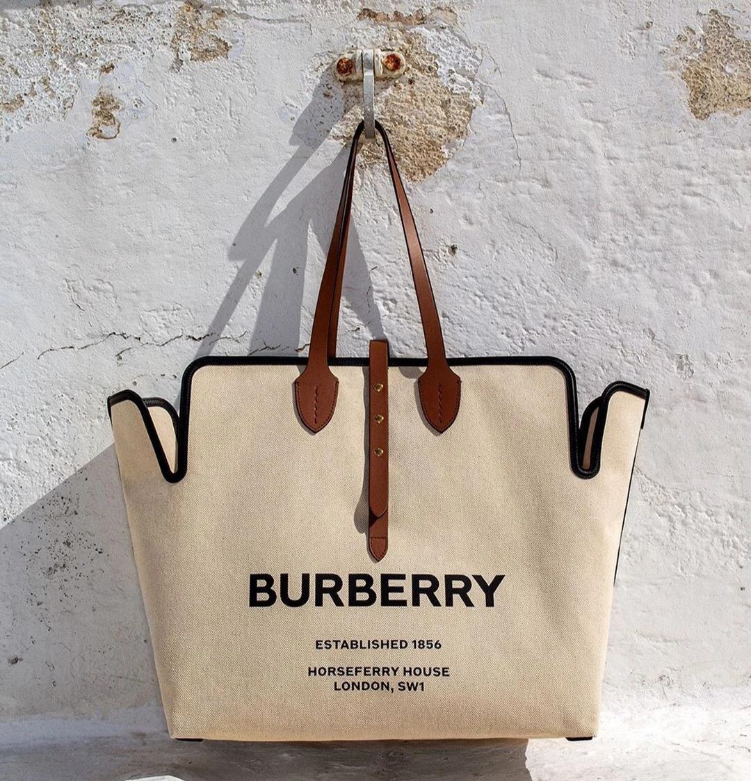 背包女双肩包时尚2022新款中年,中年男人背双肩包还是单肩包有范