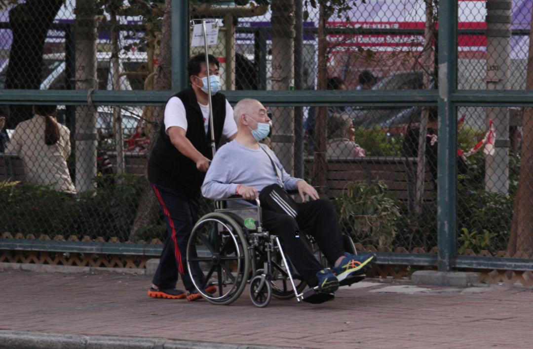 突发！63岁香港靓声王在护老院连人带轮椅跌倒受伤，已送院救治