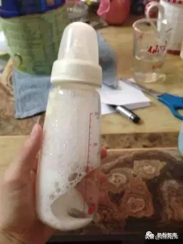 一喝奶奶瓶滋滋响还冒泡怎么回事,喝完奶奶瓶里好多泡沫是为什么