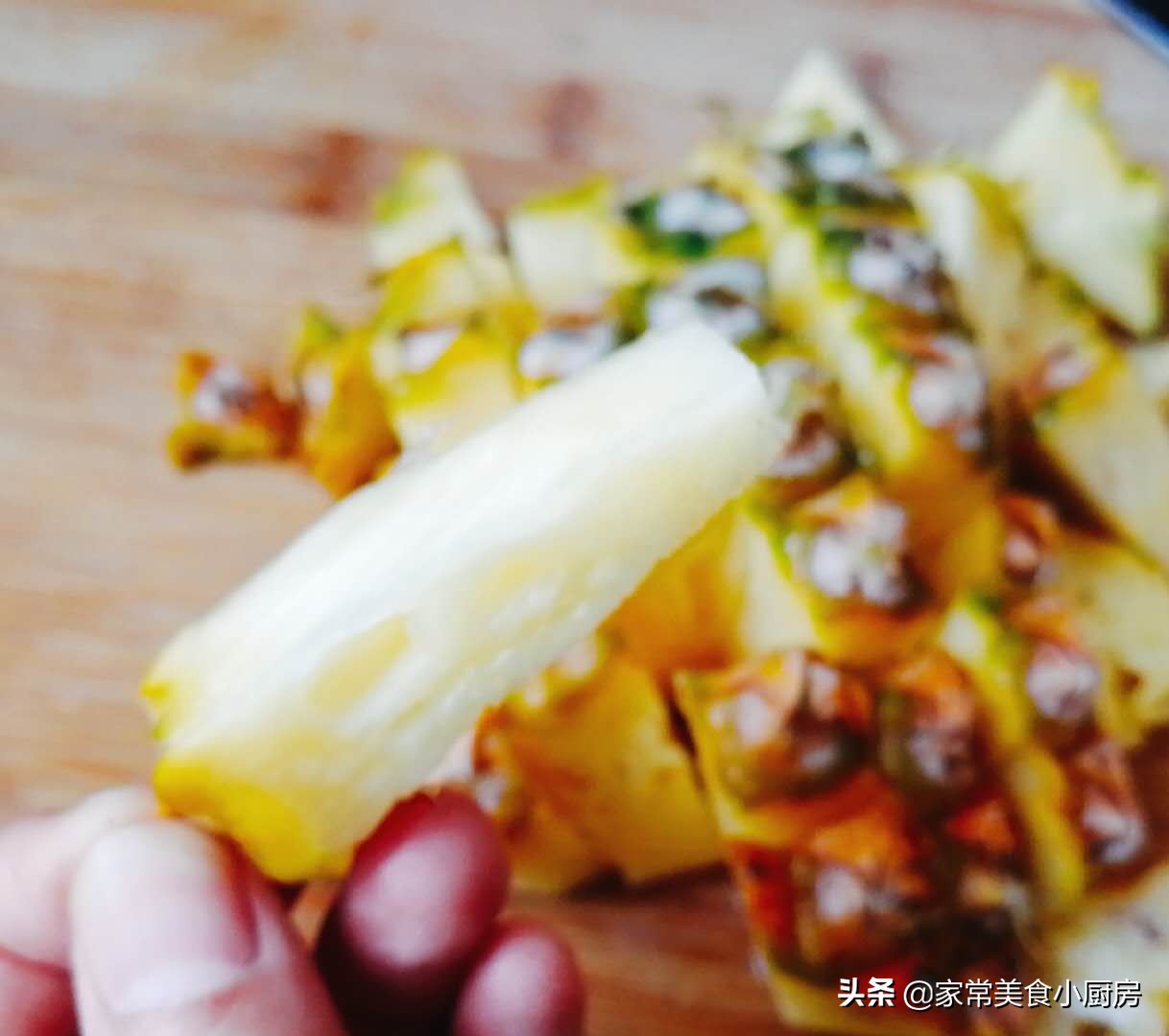 菠萝好吃不会削?简单一招处理菠萝,不用削皮不用挖眼,香甜可口