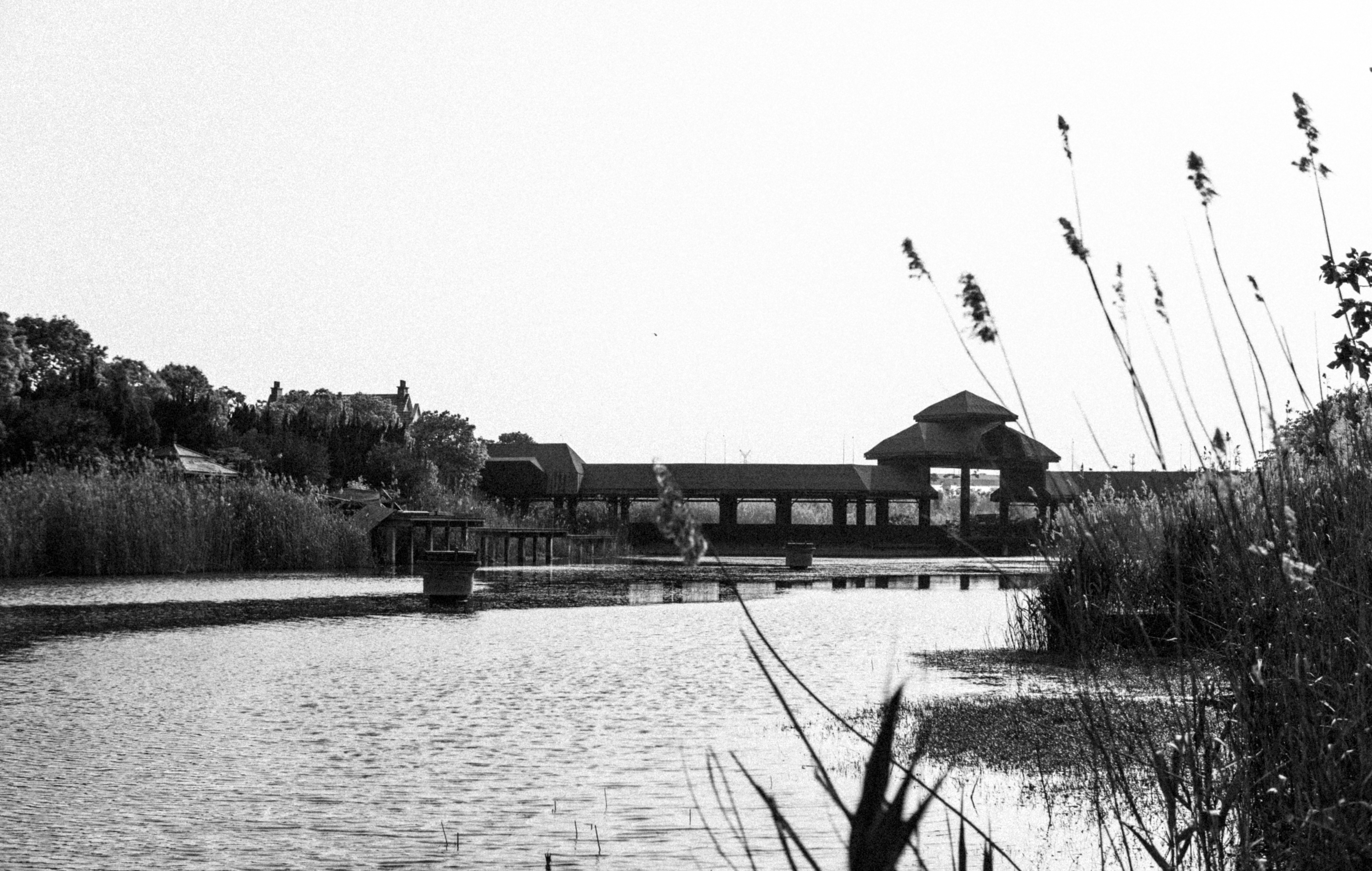 开着曾经的最美大众探寻废弃城堡，如今B6迈腾还值得购买吗？