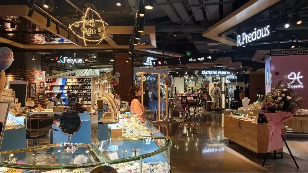 正弘城半年破10亿/加拿大国民咖啡、哥老官开出河南首店丨6月商报