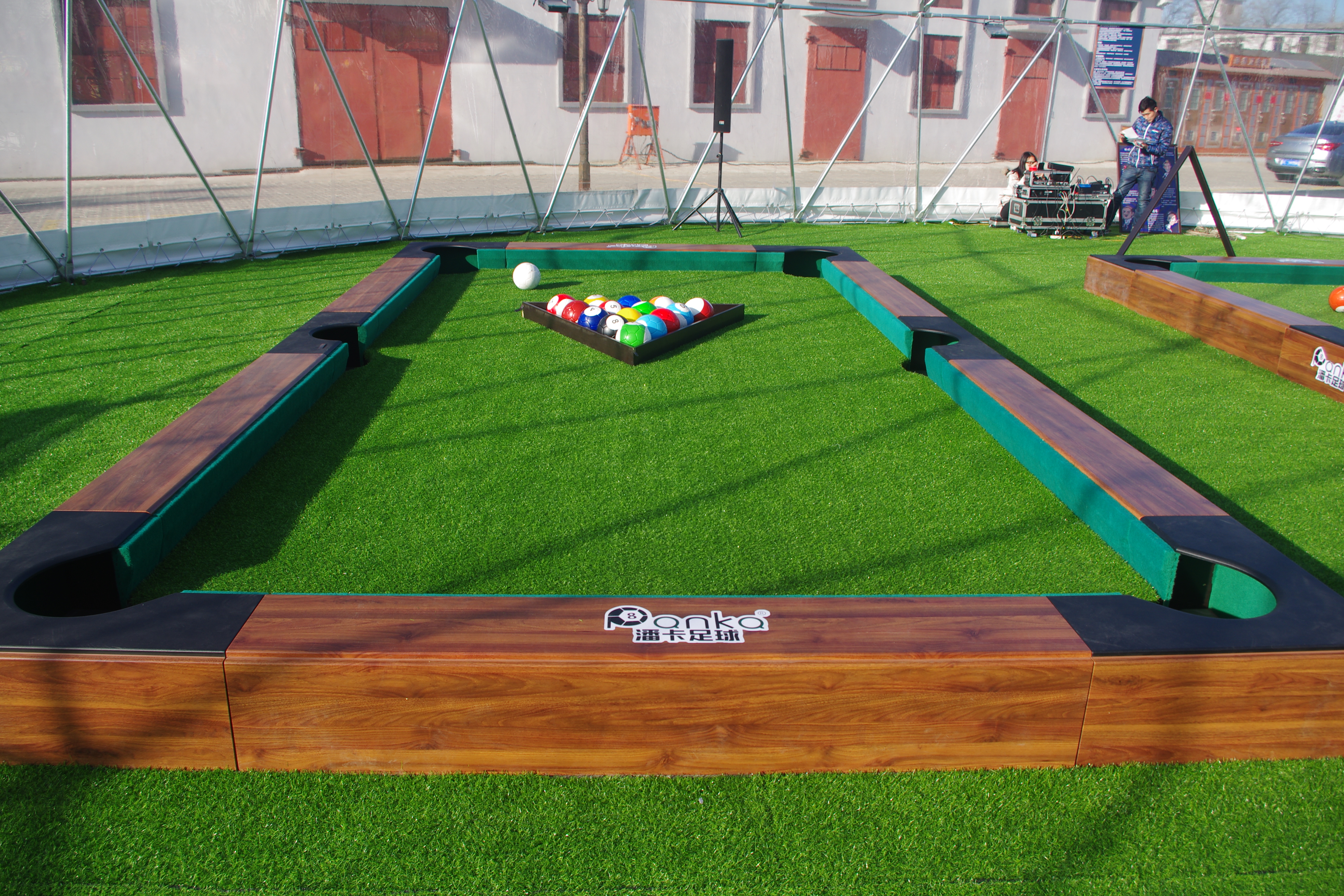 用脚踢台球,不仔细看还真发现不了