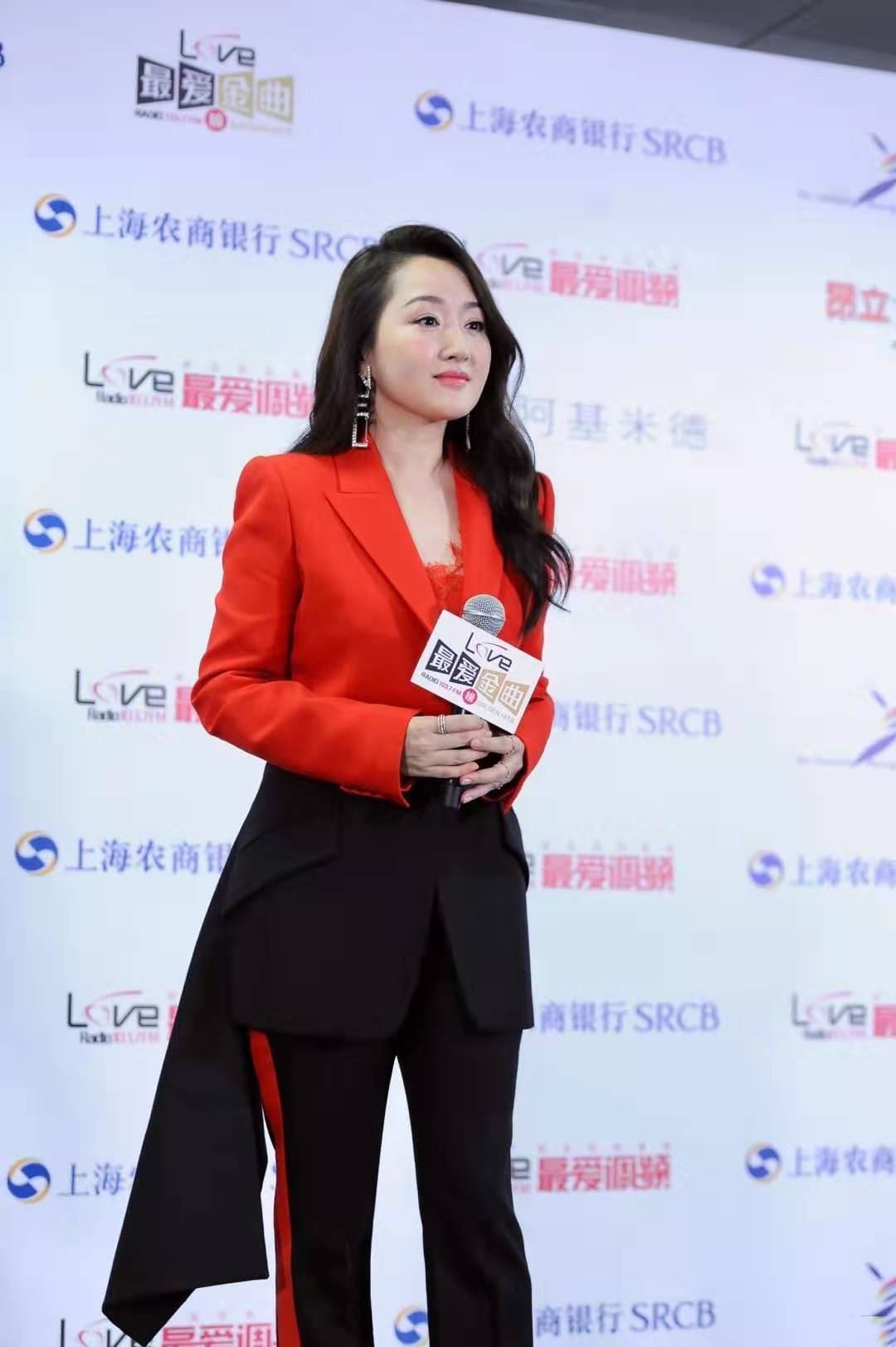 杨钰莹长发及肩超气质,杨钰莹复古穿白裙子美出新高高度