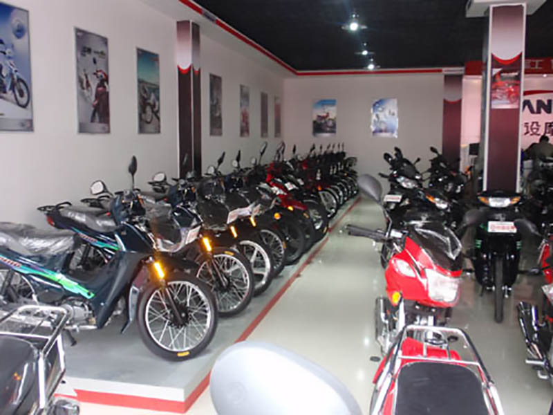 农村大爷深山养蜂创业,老汉深山养蜂年赚16万元