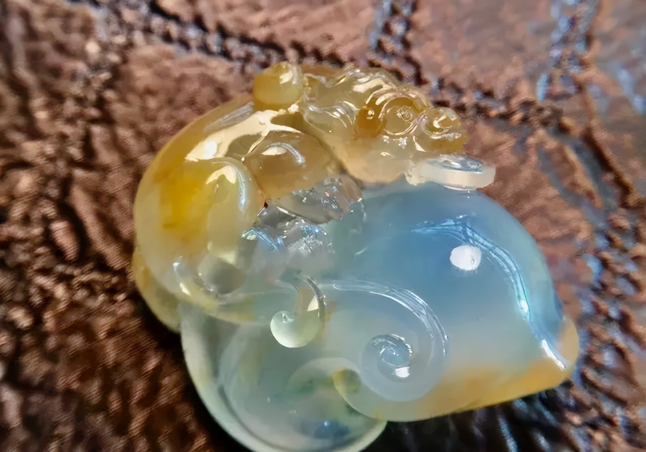 俏色巧雕翡翠金丝猴,底子细种老水头短的翡翠