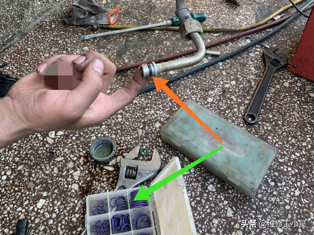 空调修理师傅泄漏氟利昂,汽车空调管道漏氟维修多少钱