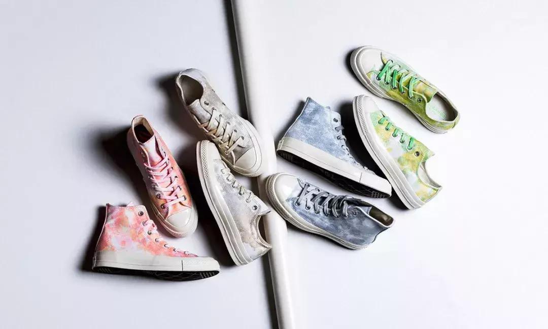 天气回暖怎么穿?裙子+运动鞋是时尚人群中热度最高的搭配法则