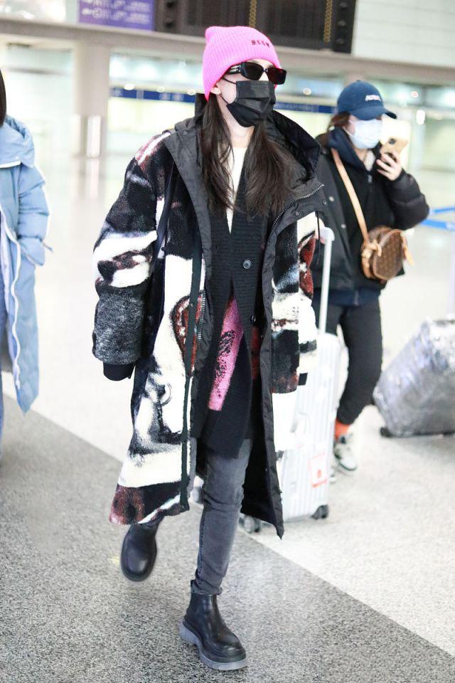 黄圣依富贵典雅美得惊艳,黄圣依穿呢子大衣图片