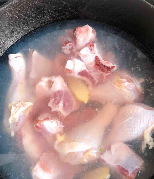 炖排骨时有人先焯水有人直接炖,炖排骨之前需不需要把肉先炒一下