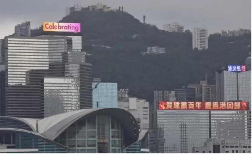 这个七一：香港贺建*党**，庆回归，首次中式步操升旗礼