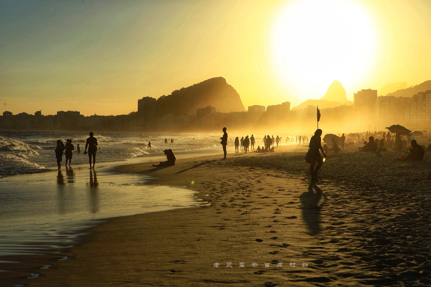 娱乐至死的里约不止狂欢节，怪教堂250彩梯比基尼足球，亮眼