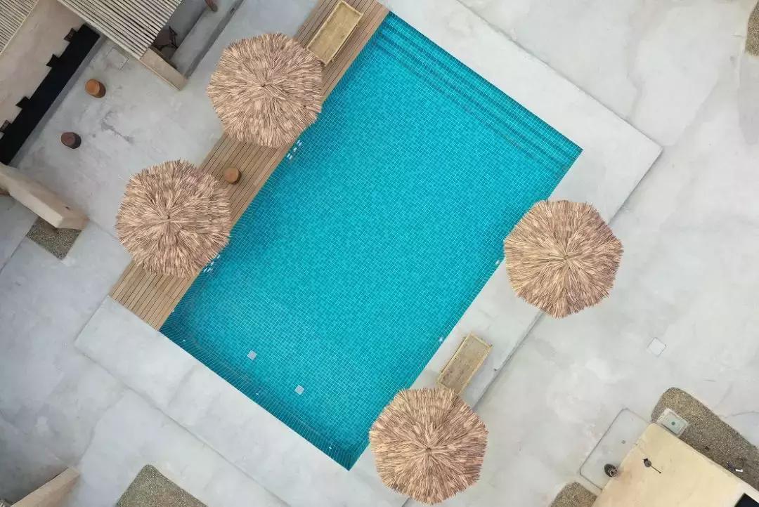 把泳池搬进沙漠,圈黄河做庭院,一个男人的西部世界,可以有多野