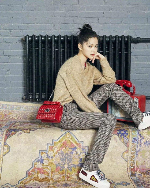 米白色外套内搭什么颜色打底衫,瓦蓝外套内搭什么色打底衫好看