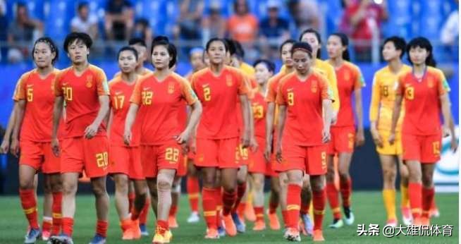 女足回国球迷热情接机老兵,女足丢5球教练贾秀全