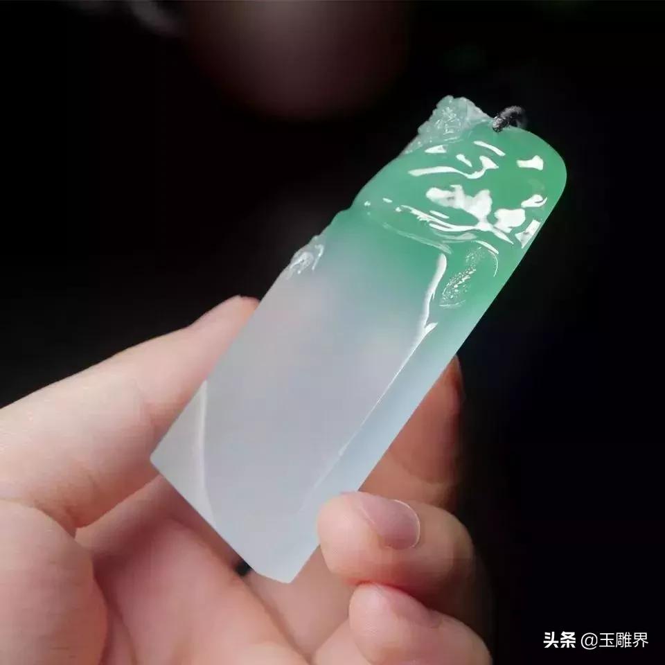 一件翡翠挂件,翡翠挂件龙