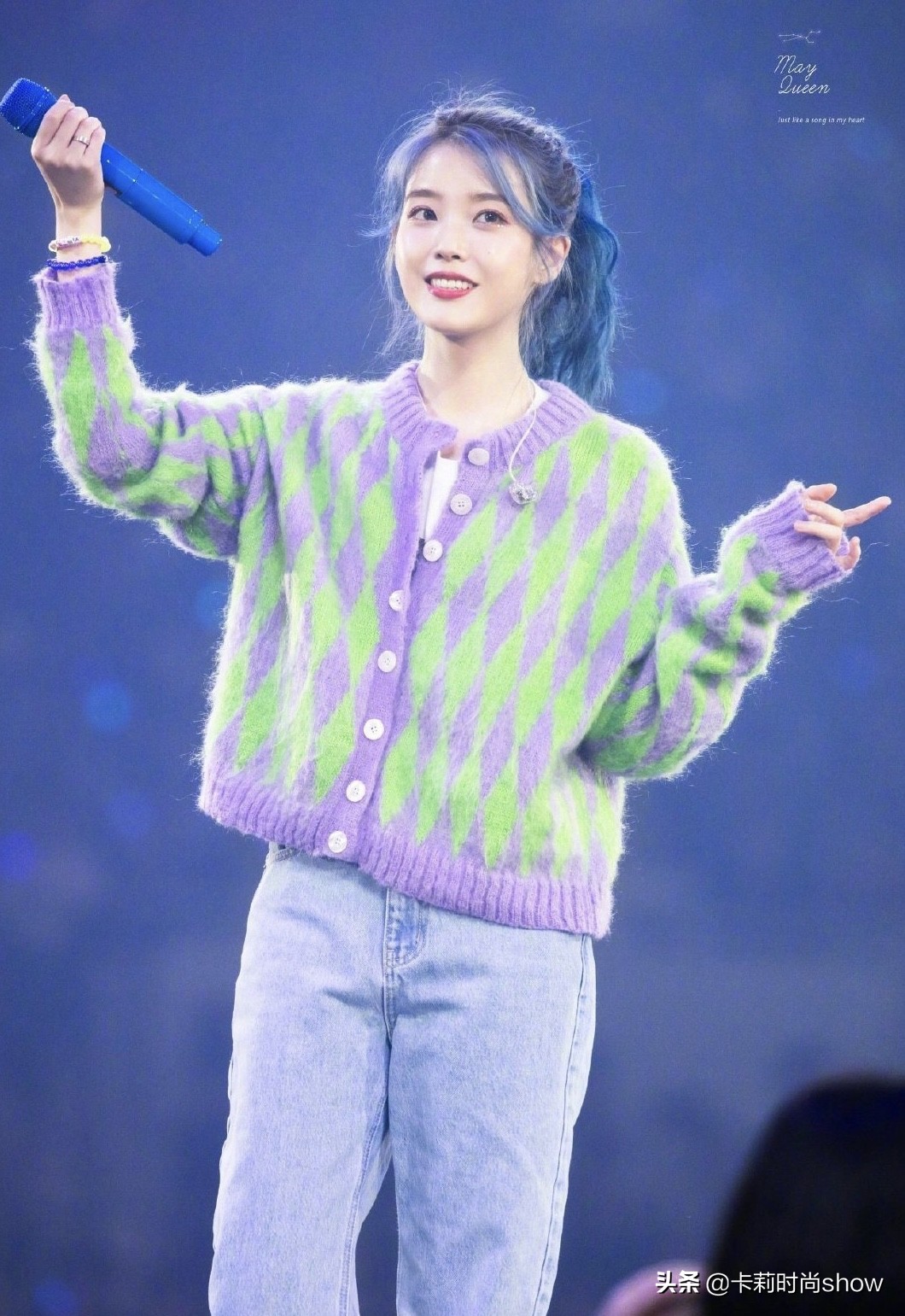 iu的甜美造型真是减龄利器,iu出席活动一袭绿色裙子