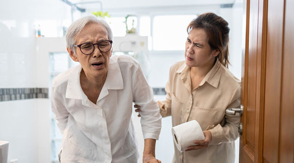 70岁老人可以做痔疮手术吗,家里老人治痔疮的方法