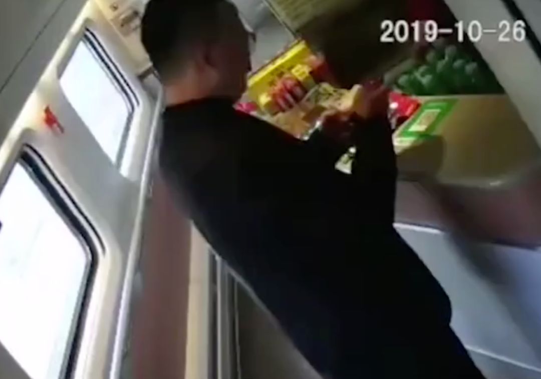 鐢峰瓙鍒楄溅涓婂枬楗枡,鐢峰瓙璇峰垪杞﹀憳鍚冮キ