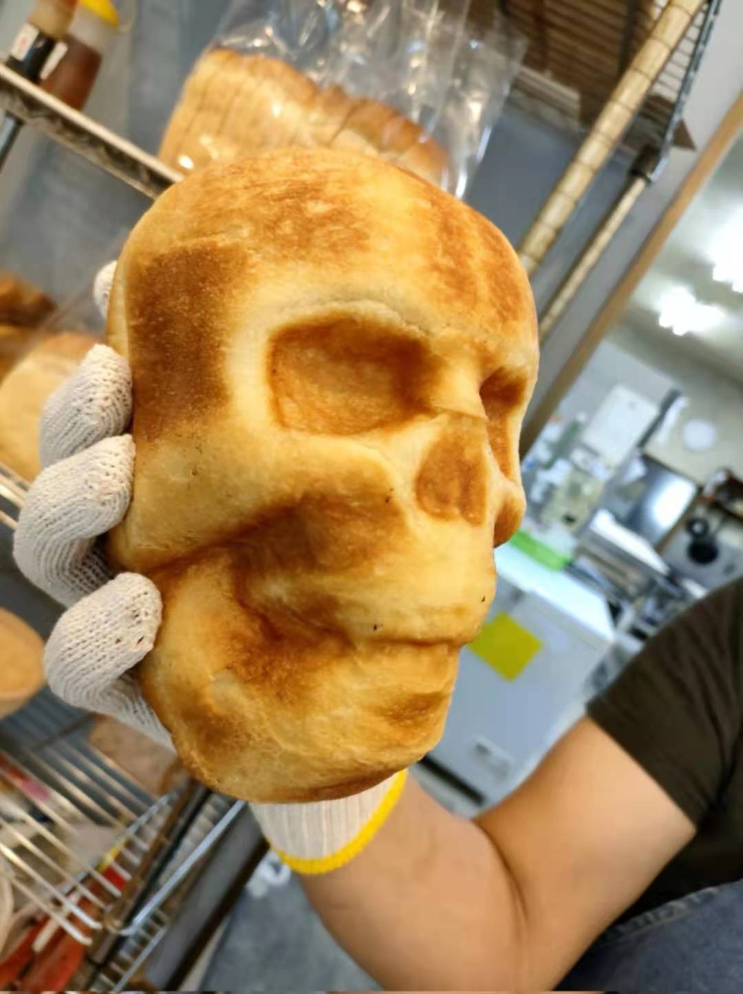 日本面包店推出“骷髅面包”引发顾客抢购，顾客：每日限量一个