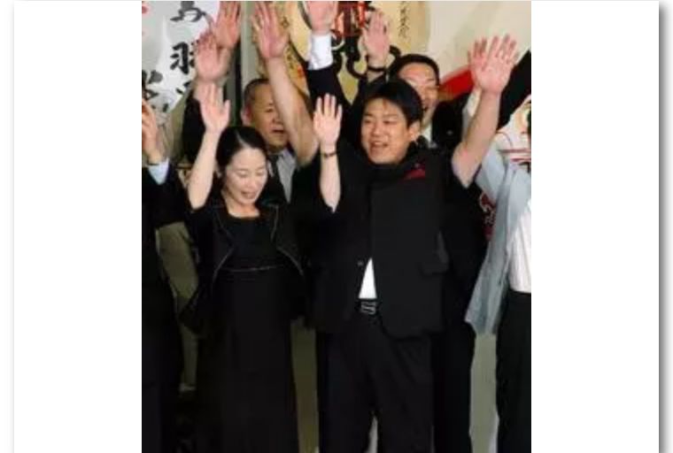 日本前国家大臣猝死，死在新冠PCR检查的路上