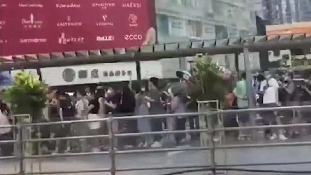 成千上万人来排队,成千上万的人排队30分钟