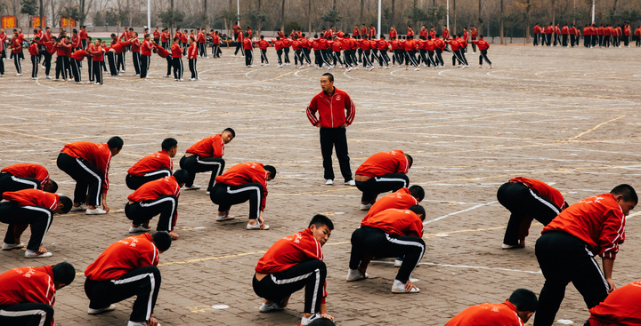 河南嵩山少林寺中心武校,有个很小的孩子在少林寺学武术