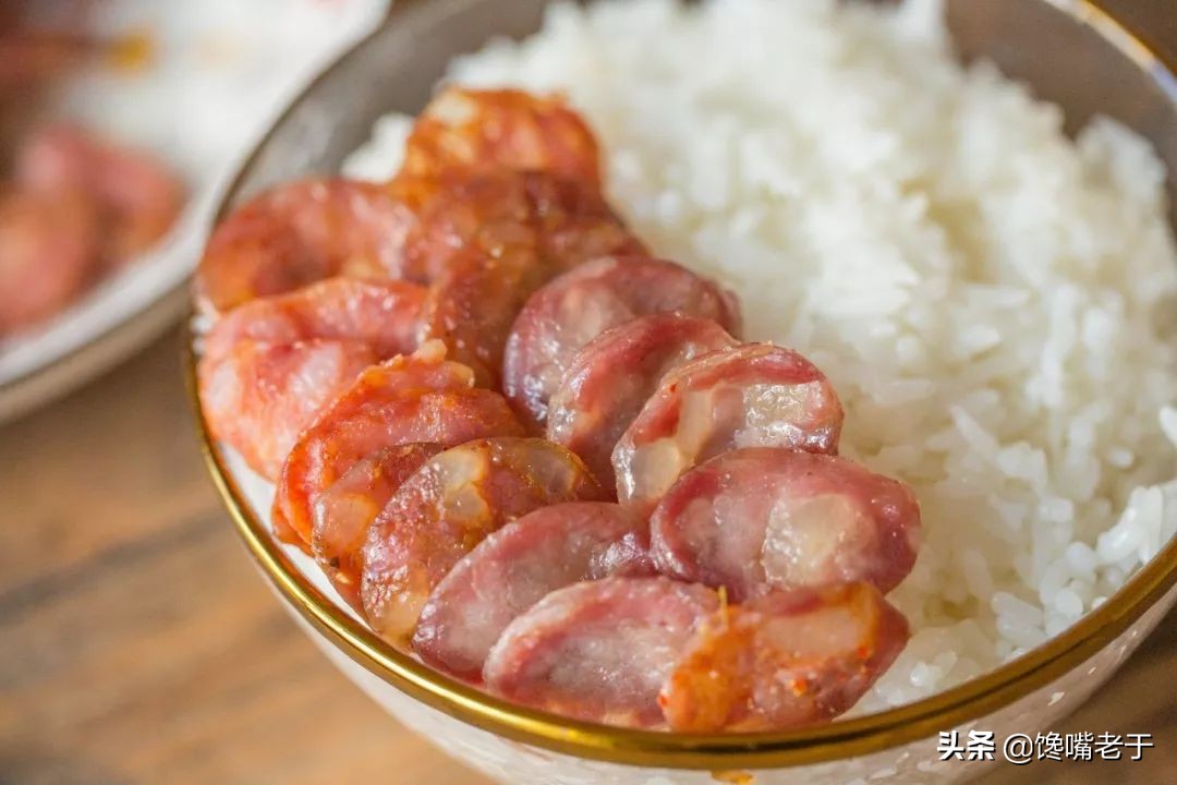 灌香肠时，记住这个加盐比例！灌出来的香肠鲜香好吃，还不发霉