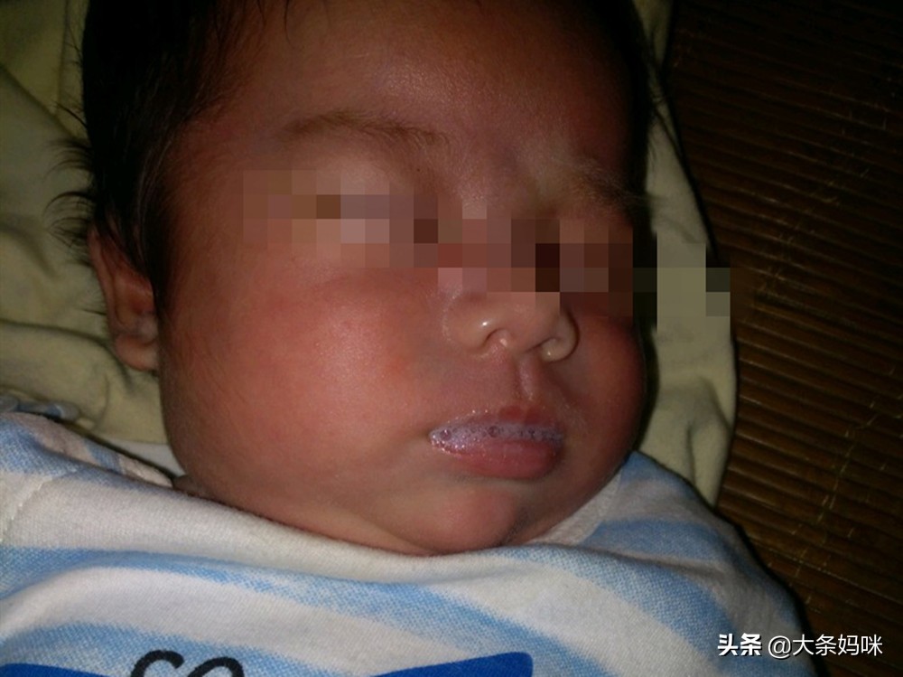 2个月宝宝嘴里吐泡泡是什么原因,2个月的宝宝嘴里吐泡沫怎么回事