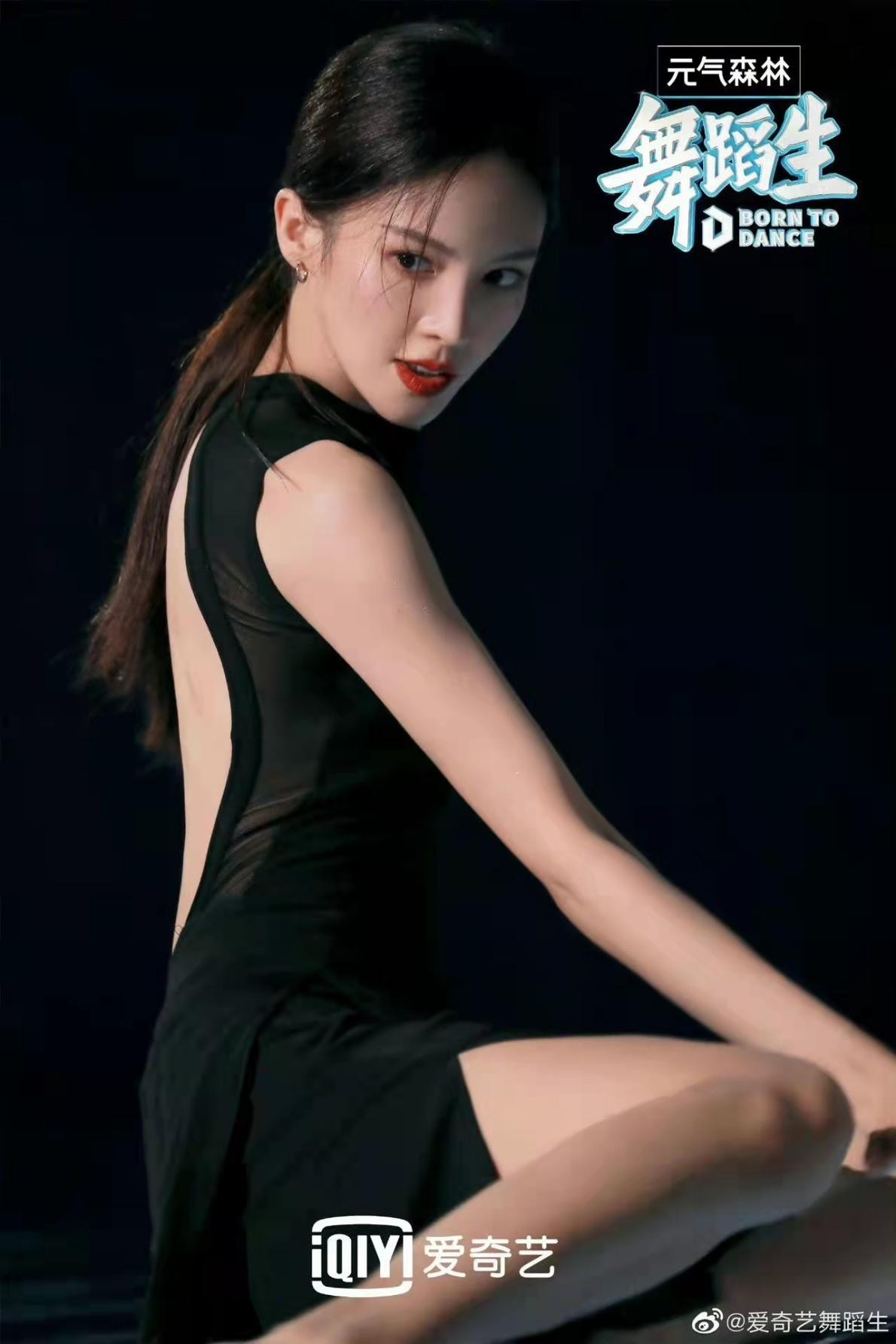 金晨舞蹈生路透,金晨露背公主裙配发型