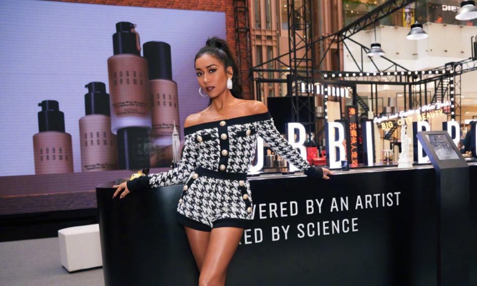 皮肤黑黄穿什么衣服显白十四五岁,55岁皮肤黄夏天穿什么颜色显白