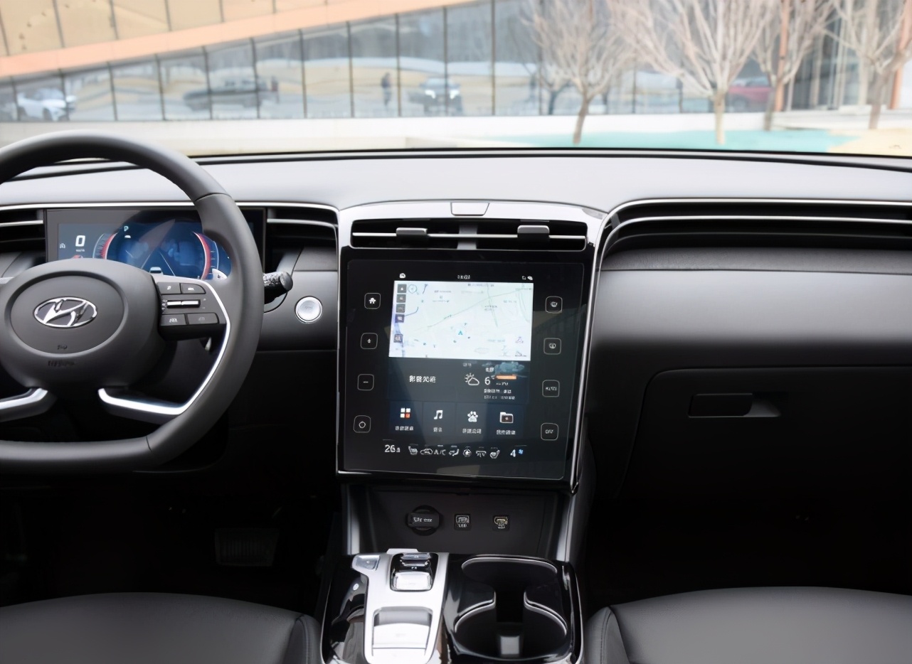 试驾途胜l1.5t8at白色,23款途胜1.5t+8at驾驶感受