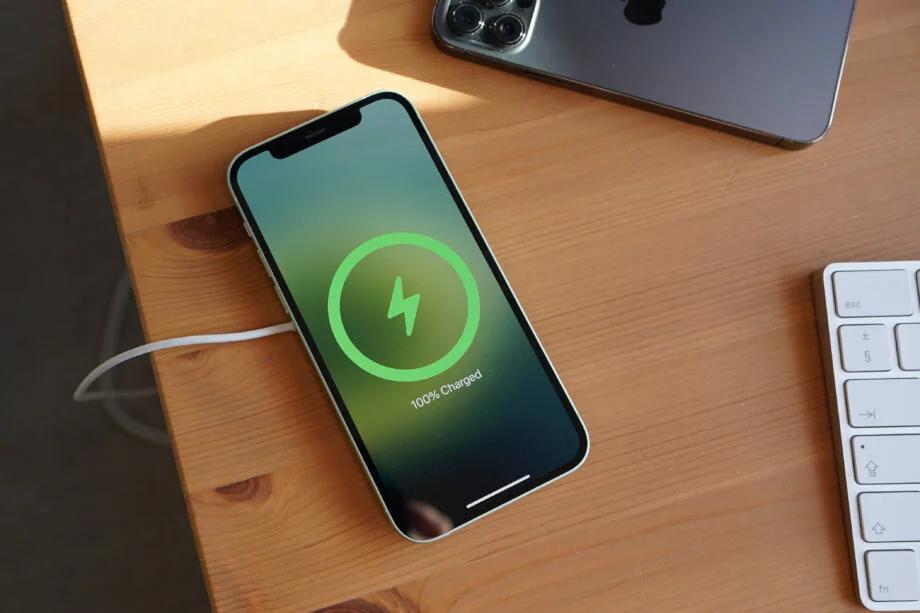 苹果再亮剑，iPhone12加速跌至新低价，网友：还是太贵