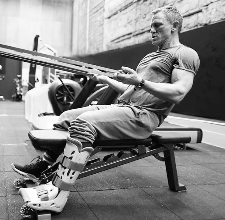 丹尼尔克雷格007谢幕之作,丹尼尔克雷格007经典动作