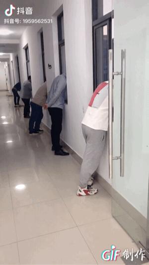 痴迷挖掘机的小男孩,为什么小男孩都喜欢挖掘机