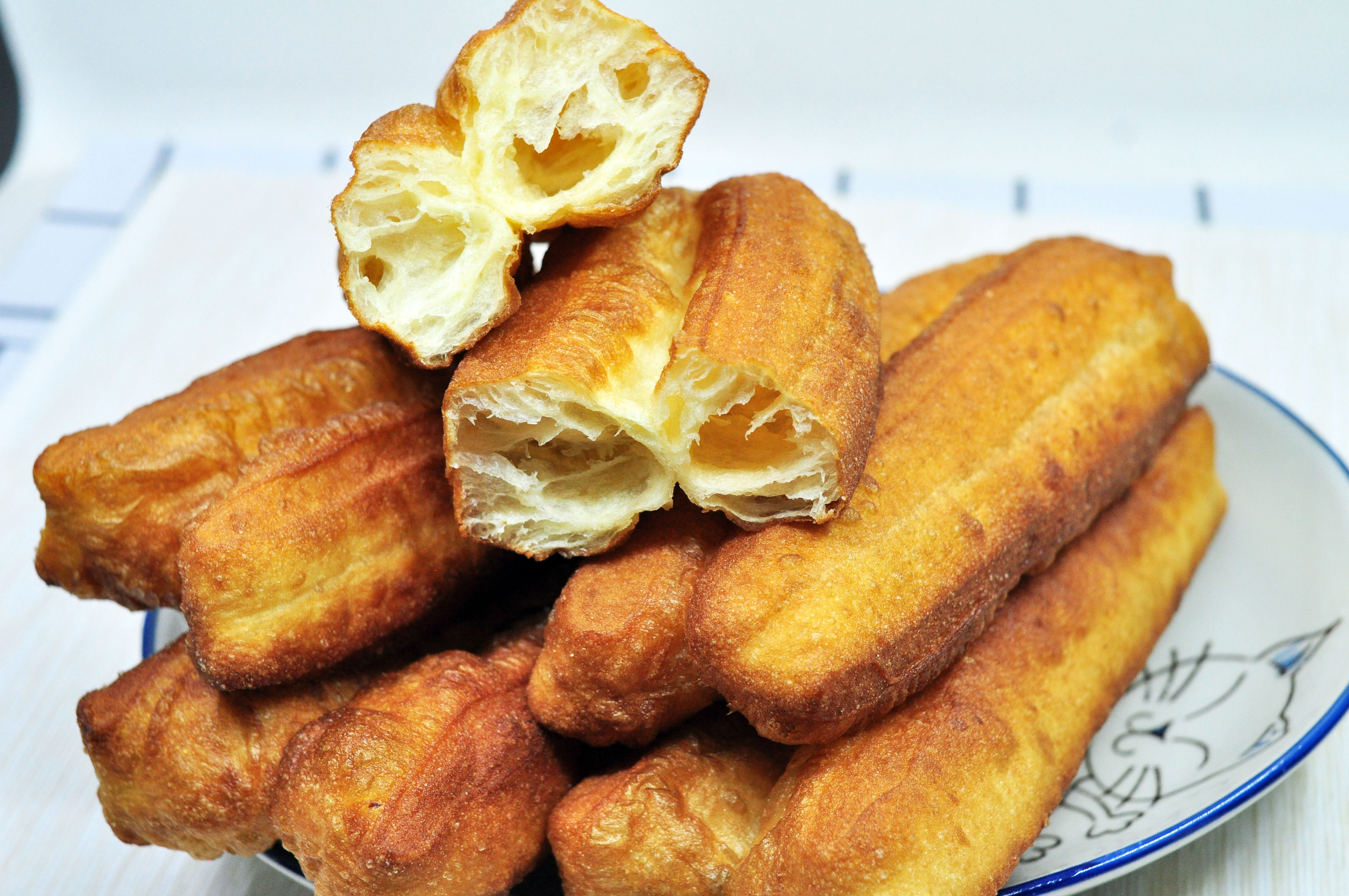 只需两步教你炸出酥脆好吃的油条,在家做一个油炸酥脆的油条